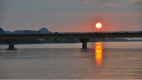 夕日に染まる有田川と有田大橋