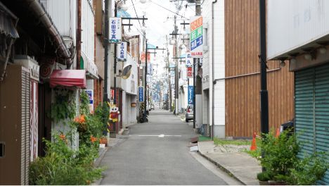 昔ながらの中小商店が並ぶ本町商店街